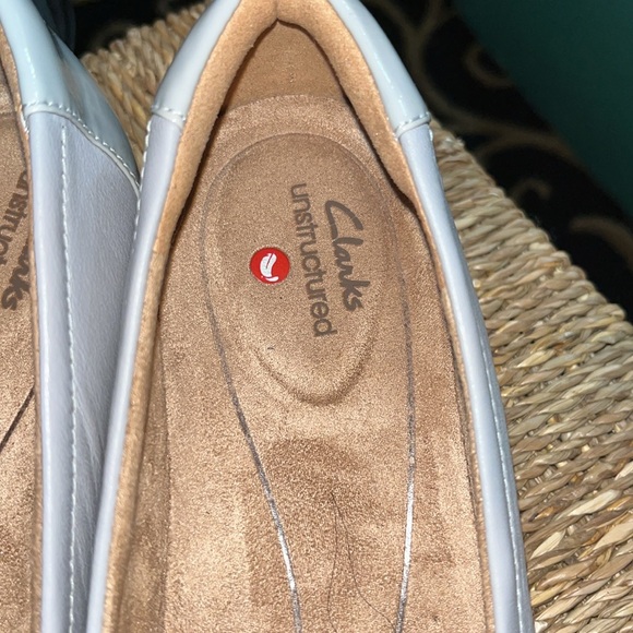 Clarks Unstructured Light Grey Patent Leather Ballet Flats Size 7.5 - Picture 2 of 6